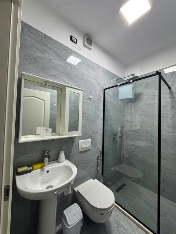 AFFITTASI   4 MONOLOCALI DI UNA VILLA SU 2 PIANI  Sheshi Shtraus Xhamllik