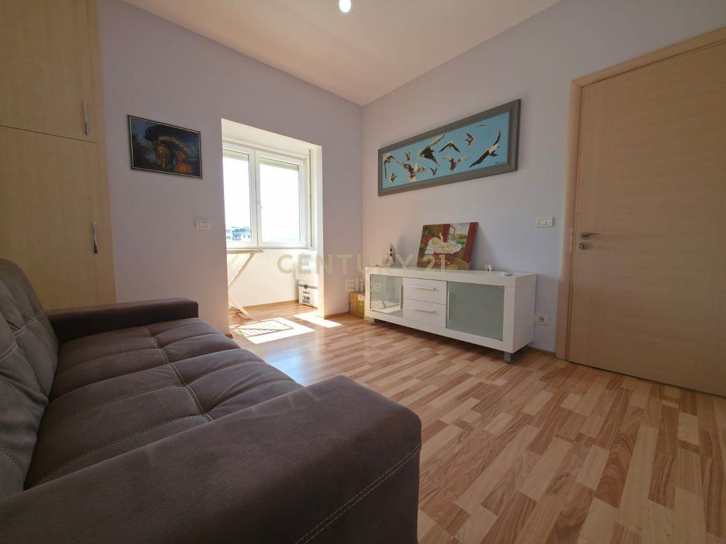 Apartament 2+1 + post parkimi me cmim ekstra me qira tek Tregu Elektrik!