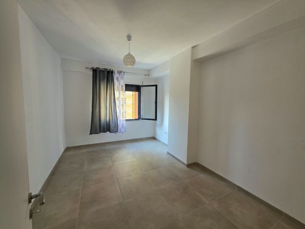 🏡 Appartamento 2+1+2+Parcheggio in affitto  📍Complesso Urban Gate, Astir   🏢 2° piano (con ascensore)  ➡️ Edificio nuovo 🛋 Non arredato  🚗 Posto auto incluso   💰 Prezzo: 45.000 Lek/mese