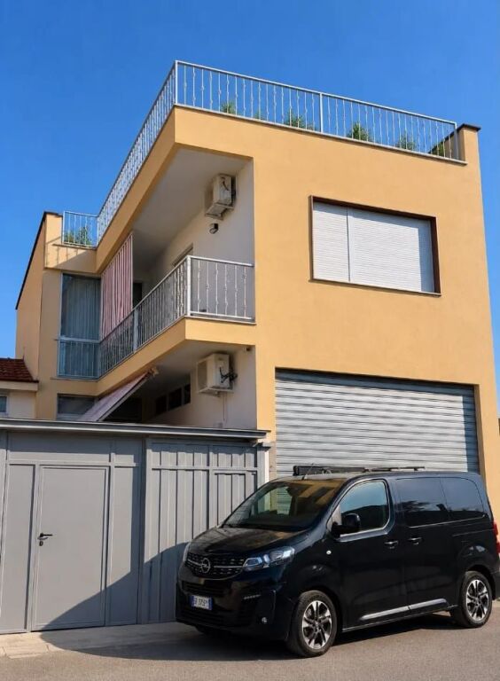 AFFITTASI   4 MONOLOCALI DI UNA VILLA SU 2 PIANI  Sheshi Shtraus Xhamllik