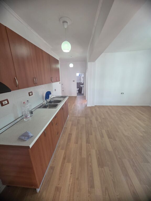 🏡 VENDESI APPARTAMENTO 2+1 + BALCONE – VICINO OSPEDALE, DURRËS