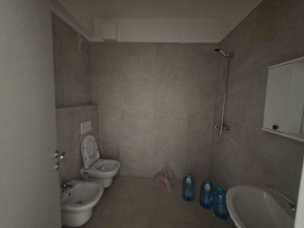 🏡 Appartamento 2+1+2+Parcheggio in affitto  📍Complesso Urban Gate, Astir   🏢 2° piano (con ascensore)  ➡️ Edificio nuovo 🛋 Non arredato  🚗 Posto auto incluso   💰 Prezzo: 45.000 Lek/mese