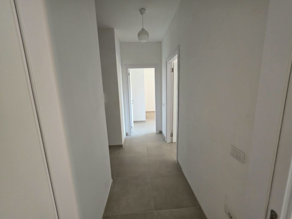 🏡 Appartamento 2+1+2+Parcheggio in affitto  📍Complesso Urban Gate, Astir   🏢 2° piano (con ascensore)  ➡️ Edificio nuovo 🛋 Non arredato  🚗 Posto auto incluso   💰 Prezzo: 45.000 Lek/mese