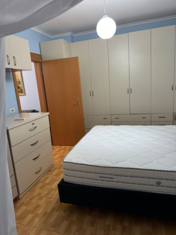 Rruga e Barrikadave  jepet me qera apartament ,1+1,i mobiluar 69,000Leke(Bruto)
