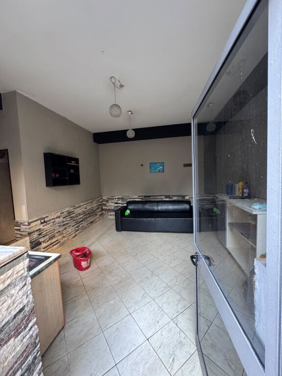 AMBIENTE 50m² IN AFFITTO – VIA KAVAJËS