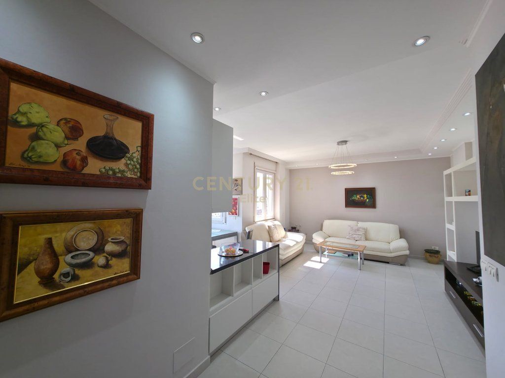 Apartament 2+1 + post parkimi me cmim ekstra me qira tek Tregu Elektrik!
