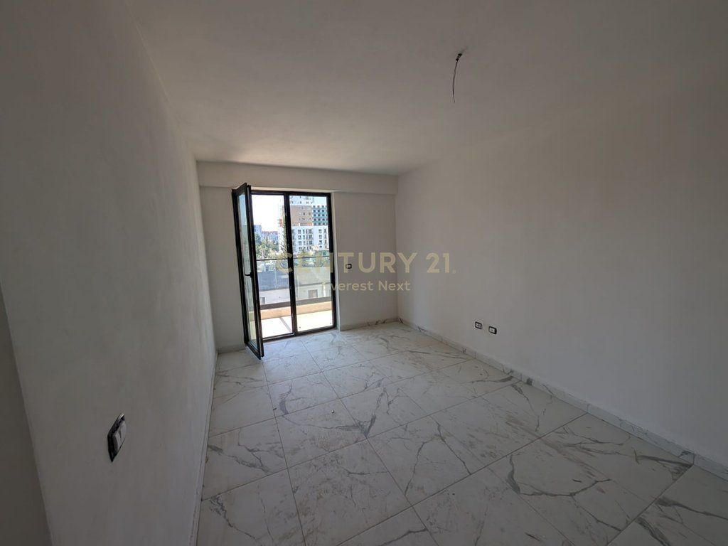 Shitet apartament 2+1+2 tek TURDIU, ish fusha e aviacionit. 205,000 € 19,000,000 Lekë
