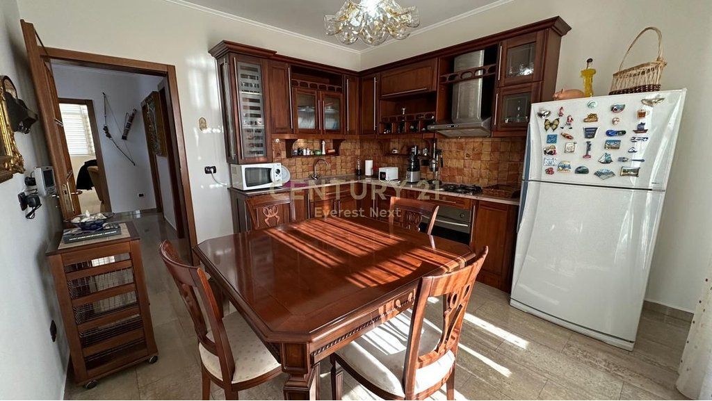 SHITET APARTAMENT 2+1+2 – RRUGA E BARRIKADAVE 270,000 € Sip. Totale  110m2