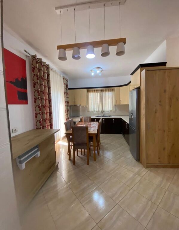 Astir, affittasi ingresso 3+1! 50.000 Lek