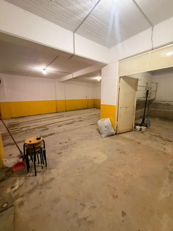 SHITET GARAZH I MBYLLUR PRANË PARKUT AULONA