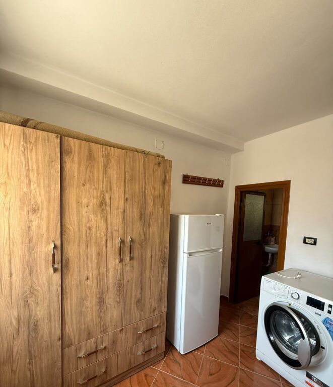 Jepet me qera Garsoniera ne vleren 250 mije leke te vjetra, rruga midis 5 Majit dhe Nenstacionit Elektrik ( rruga Pal Hasi) 