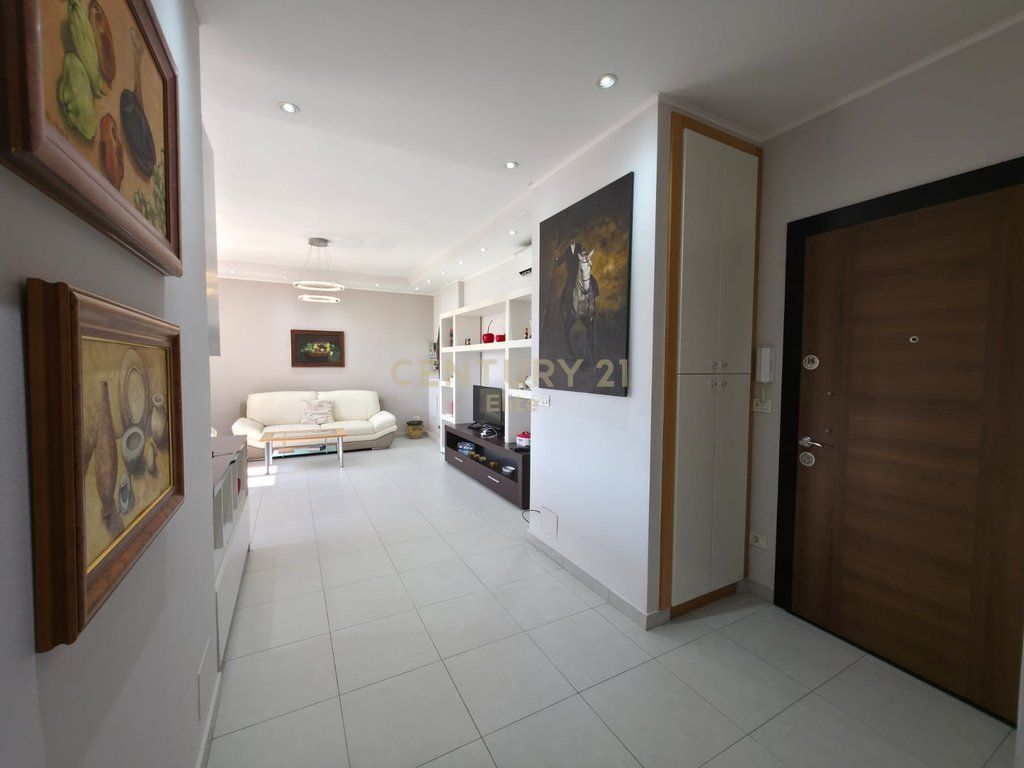 Apartament 2+1 + post parkimi me cmim ekstra me qira tek Tregu Elektrik!