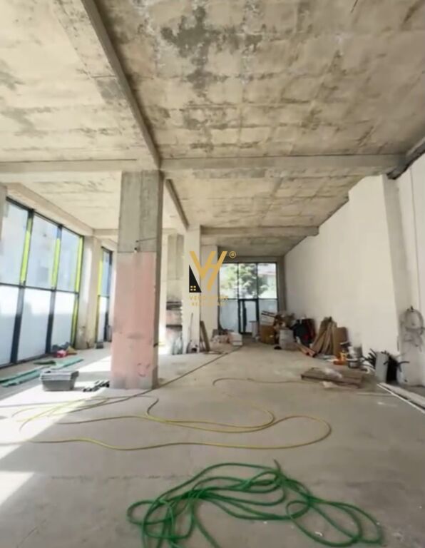 BUSINESS PREMISES FOR RENT 264 M2 ON KAVAJA STREET 850,000 LEKE