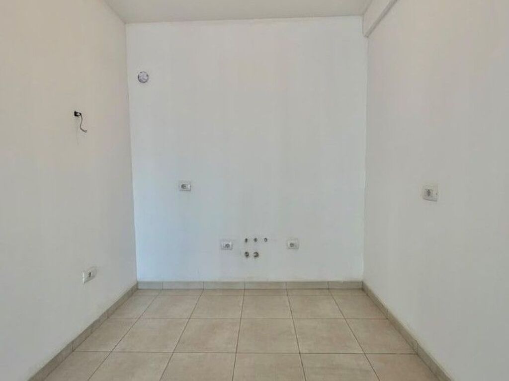 🏡 **SHITET APARTAMENT 1+1 – KINOSTUDIO, TIRANË**