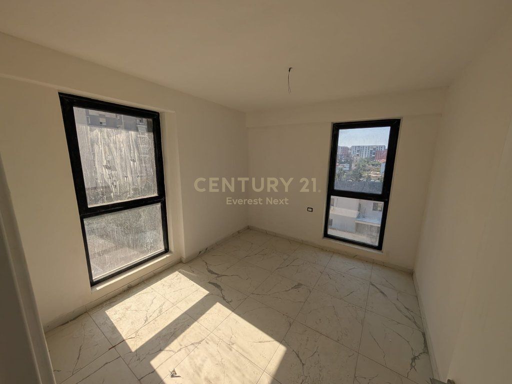 Shitet apartament 2+1+2 tek TURDIU, ish fusha e aviacionit. 205,000 € 19,000,000 Lekë
