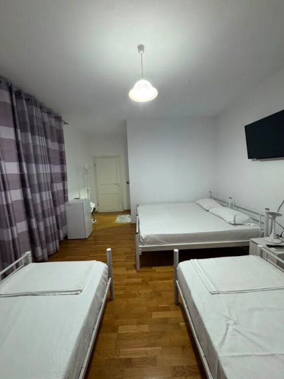 AFFITTASI   4 MONOLOCALI DI UNA VILLA SU 2 PIANI  Sheshi Shtraus Xhamllik