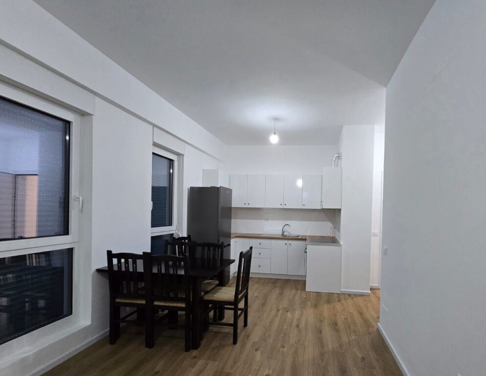 Ne zonen e Freskut jepet me qera apartament 1+1,i mobiluar 38,000Leke