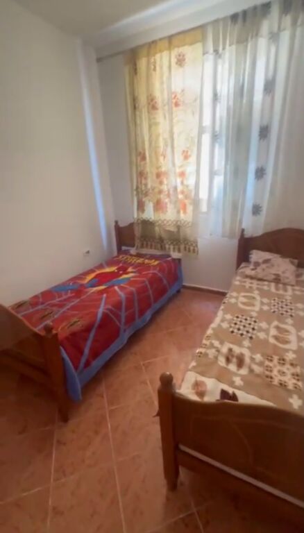 Jepet me qera Apartamenti shtepia 2+1 , rruga 5 Maj rruga Ali Beshiri 400 Mije leke