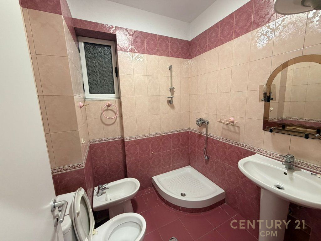 SHESIM APARTAMENT 3+1+2 PRANE STACIONIT TE FUNDIT TE TIRANES SE RE!!! Çmimi sipas kërkesës