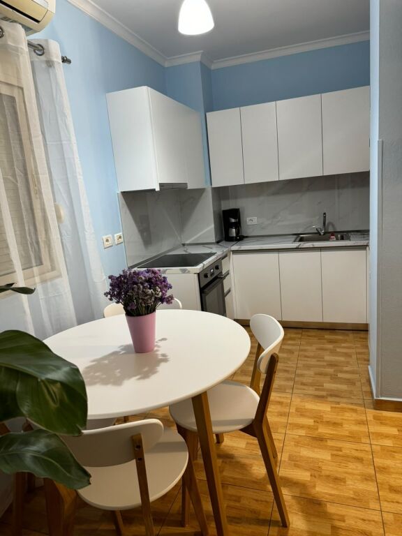 Rruga e Barrikadave  jepet me qera apartament ,1+1,i mobiluar 69,000Leke(Bruto)

