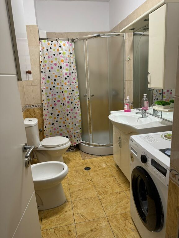 Rruga e Barrikadave  jepet me qera apartament ,1+1,i mobiluar 69,000Leke(Bruto)
