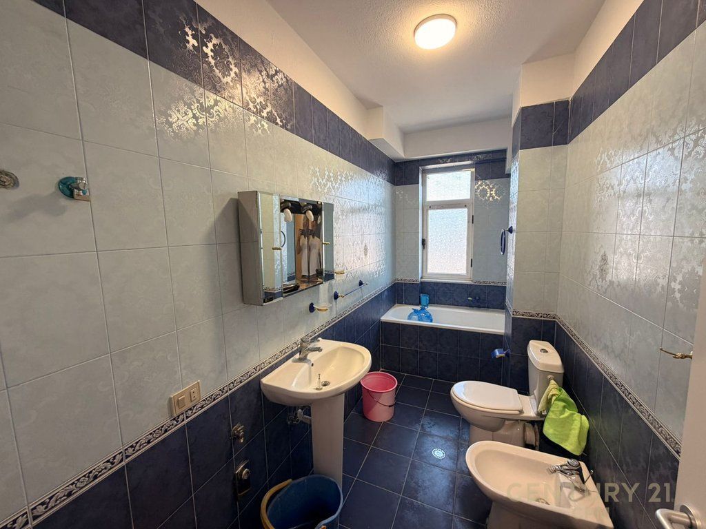 SHESIM APARTAMENT 3+1+2 PRANE STACIONIT TE FUNDIT TE TIRANES SE RE!!! Çmimi sipas kërkesës