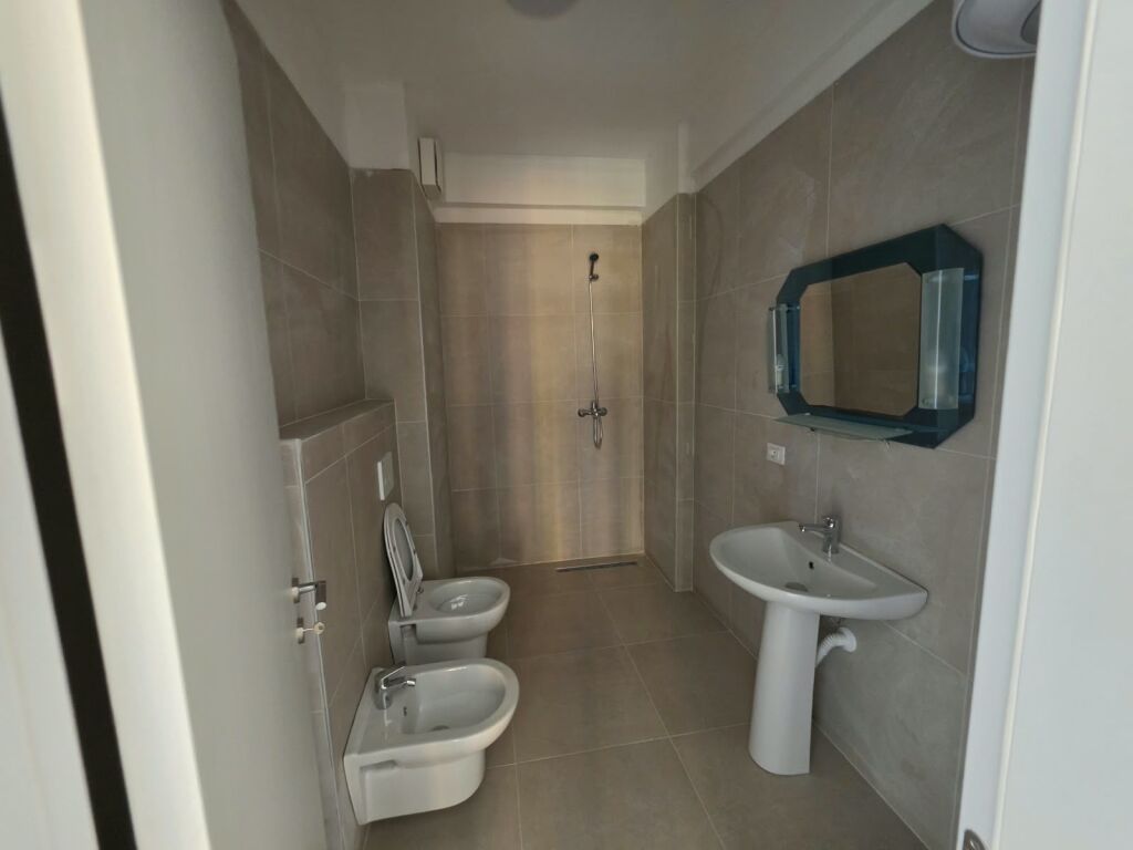 🏡 Appartamento 2+1+2+Parcheggio in affitto  📍Complesso Urban Gate, Astir   🏢 2° piano (con ascensore)  ➡️ Edificio nuovo 🛋 Non arredato  🚗 Posto auto incluso   💰 Prezzo: 45.000 Lek/mese