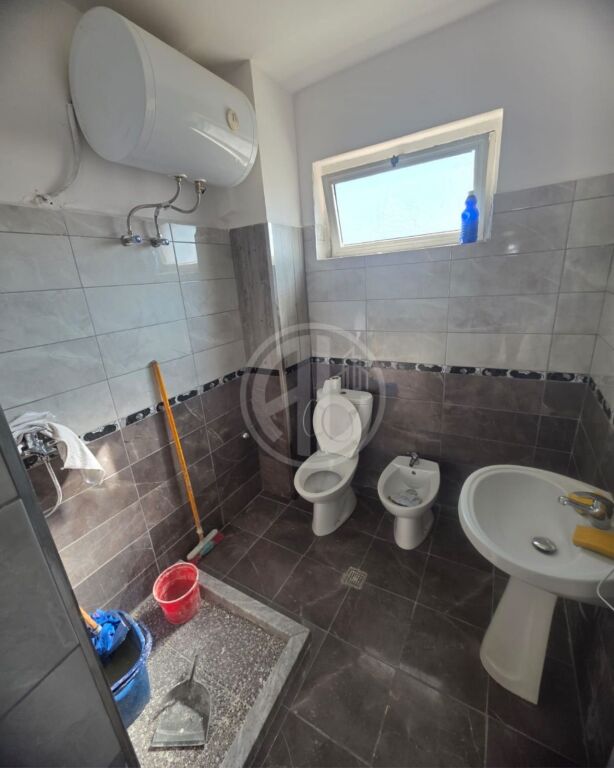 SHITET APARTAMENT 2+1 + BALLKON – PRANË SPITALIT, DURRËS