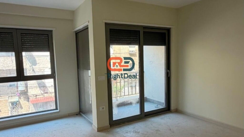 Presso la Scuola Rossa, Appartamento 1+1 in Affitto, Adatto per Uffici !!