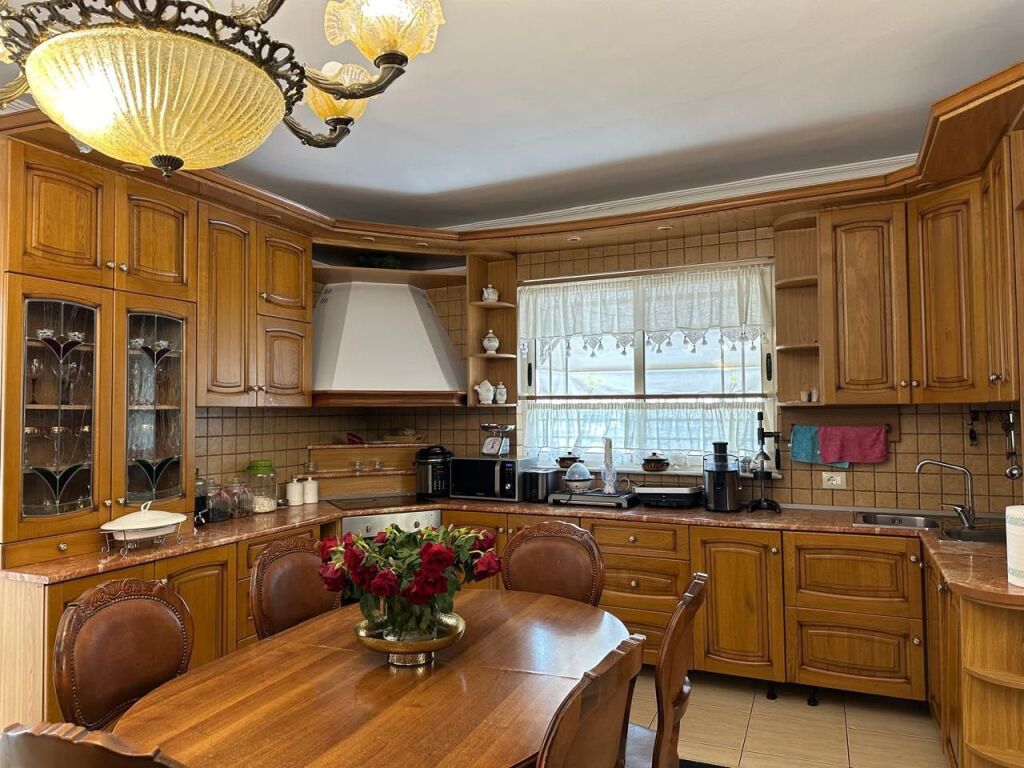 Jepet me qera apartament 3+1 ne Vasil Shanto