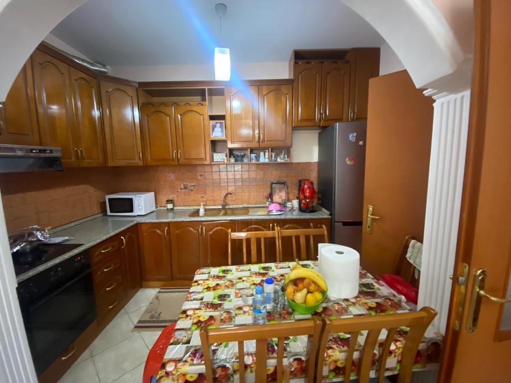 Shitet , Apartament 2+1+2, Ish Tregu Elektrik , Tirane . Empire73700