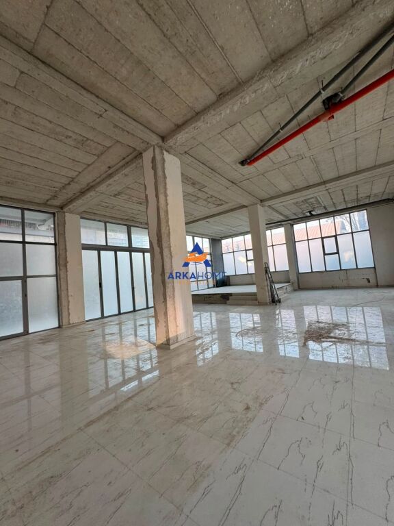 OKAZION!!! SHITET AMBIENT BIZNESI 250 M2 "LIQENI ARTIFICIAL" CMIMI I DISKUTUESHEM