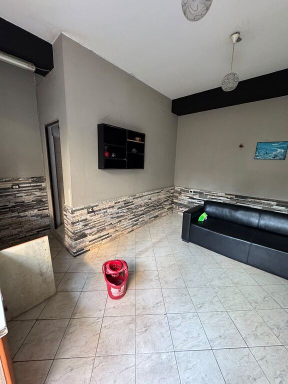 AMBIENTE 50m² IN AFFITTO – VIA KAVAJËS