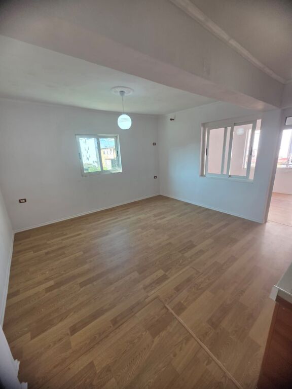 🏡 VENDESI APPARTAMENTO 2+1 + BALCONE – VICINO OSPEDALE, DURRËS