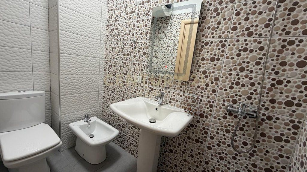 AFFITTASI DUPLEX 3+1+3 – KODRA E DIELLIT 1 (ESTENSIONE) 1.500 € /Mese