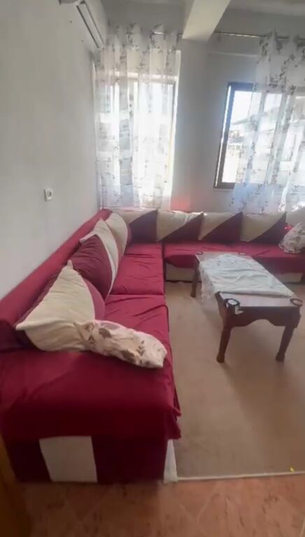 Jepet me qera Apartamenti shtepia 2+1 , rruga 5 Maj rruga Ali Beshiri 400 Mije leke