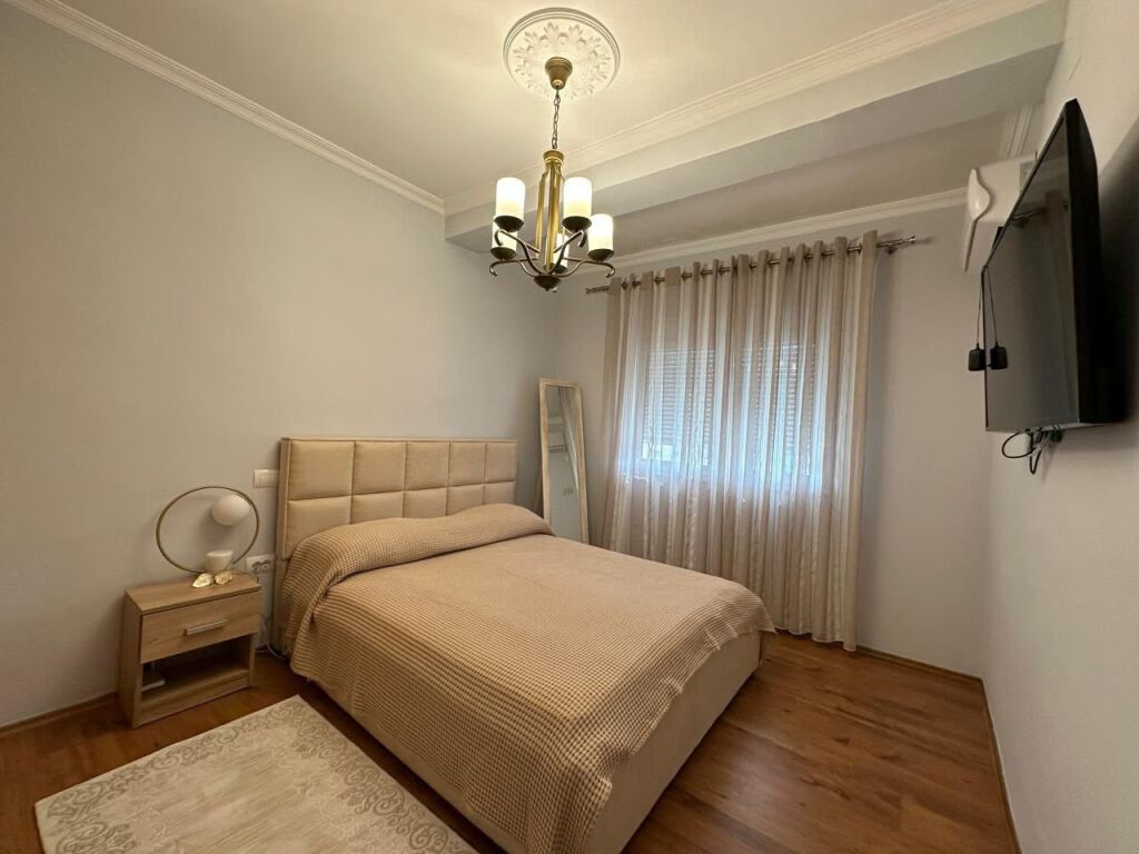 Jepet me qera apartament 3+1 ne Vasil Shanto