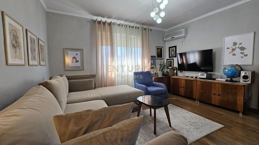 Appartamento 2+2 in Vendita a Ali Demi, Tirana