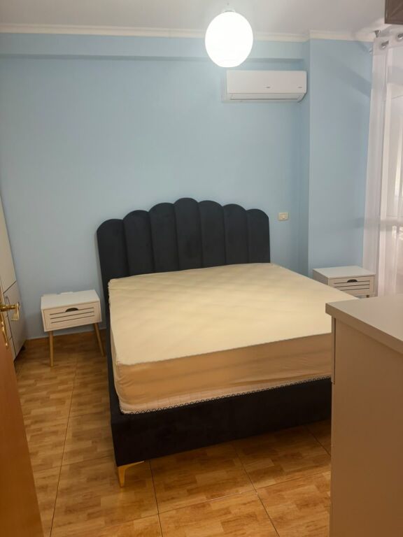 Rruga e Barrikadave  jepet me qera apartament ,1+1,i mobiluar 69,000Leke(Bruto)
