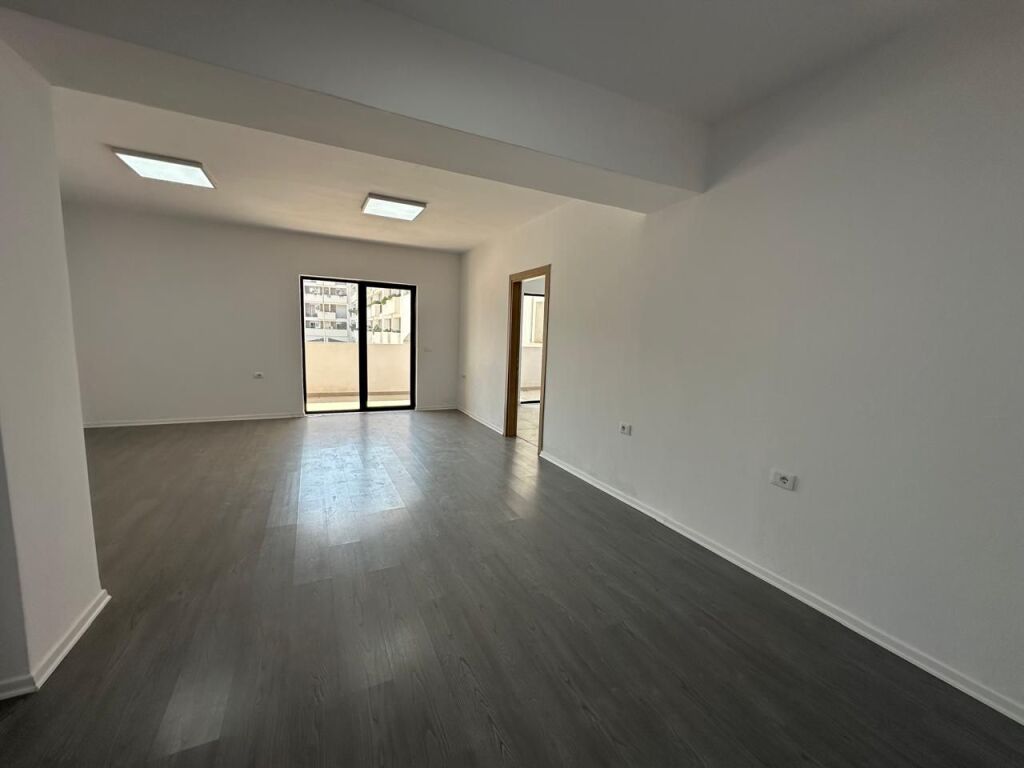 🏢Rruga 5 Maji,jepet me qera ambient per zyra,me siperfaqe 96m2 ,bosh.45,000Leke