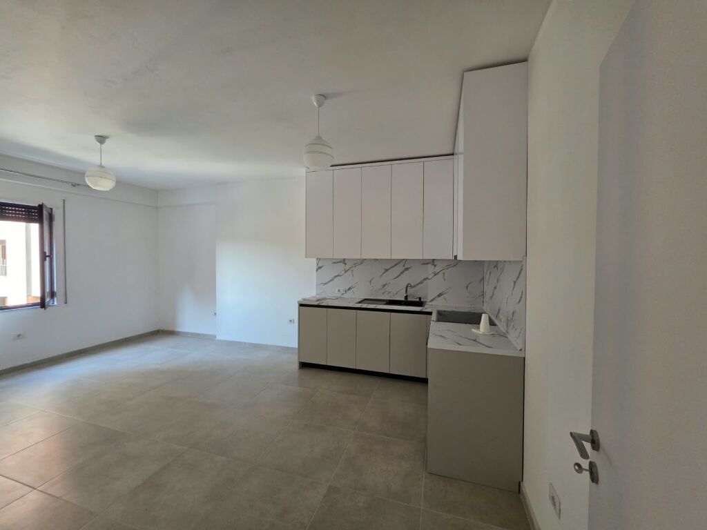🏡 Appartamento 2+1+2+Parcheggio in affitto  📍Complesso Urban Gate, Astir   🏢 2° piano (con ascensore)  ➡️ Edificio nuovo 🛋 Non arredato  🚗 Posto auto incluso   💰 Prezzo: 45.000 Lek/mese