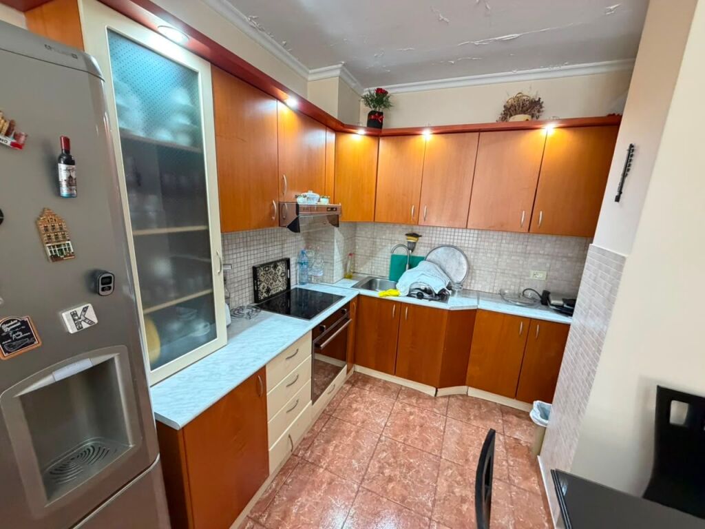 Shitet Apartament 2+1 Komuna Parisit