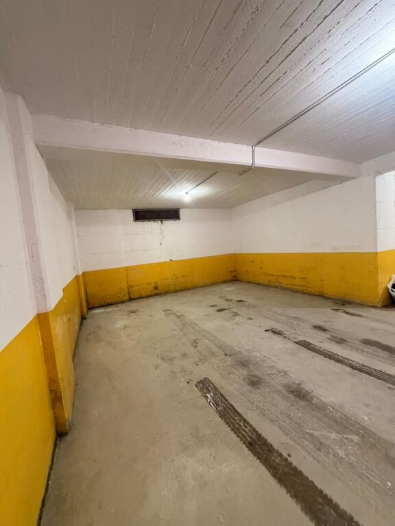 SHITET GARAZH I MBYLLUR PRANË PARKUT AULONA