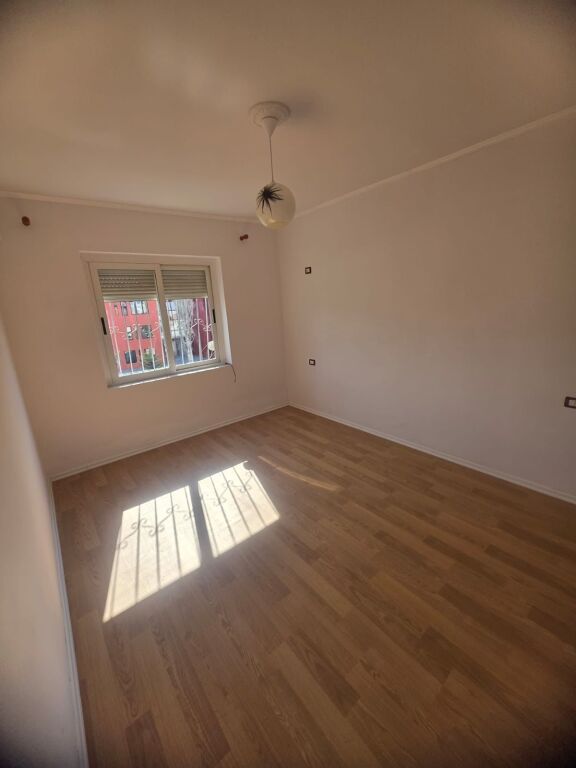 Shitet Apartament 2+1 nr Durres