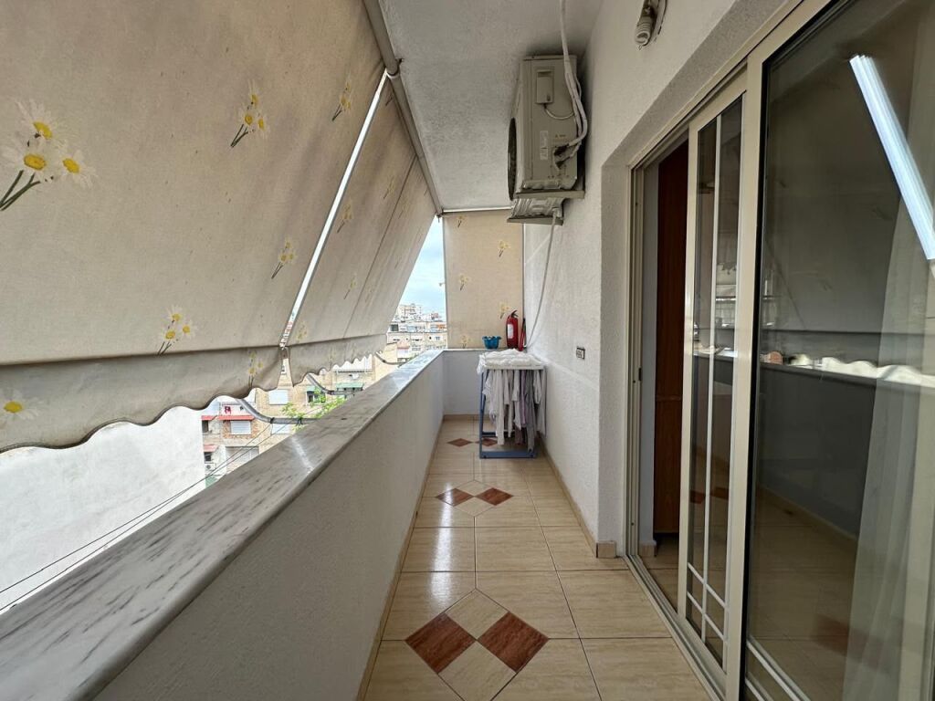 Jepet me qera apartament 3+1 ne Vasil Shanto