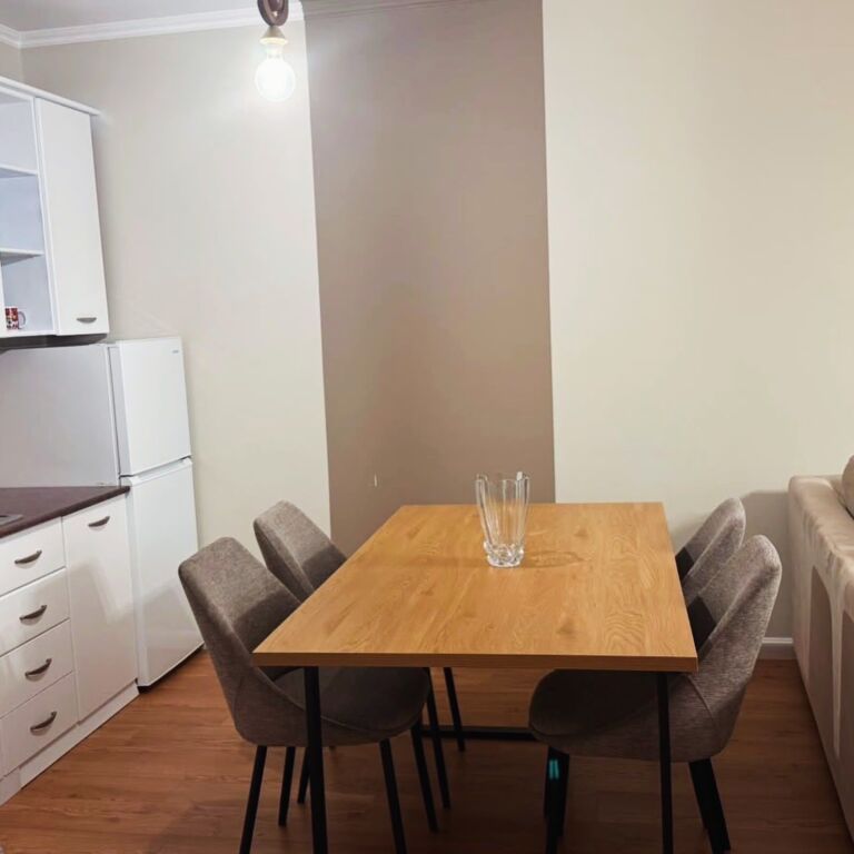 Jepet apartament 1+1 me qira tek Kompleksi Kika , Komuna e Parisit , Stadiumi Dinamo .