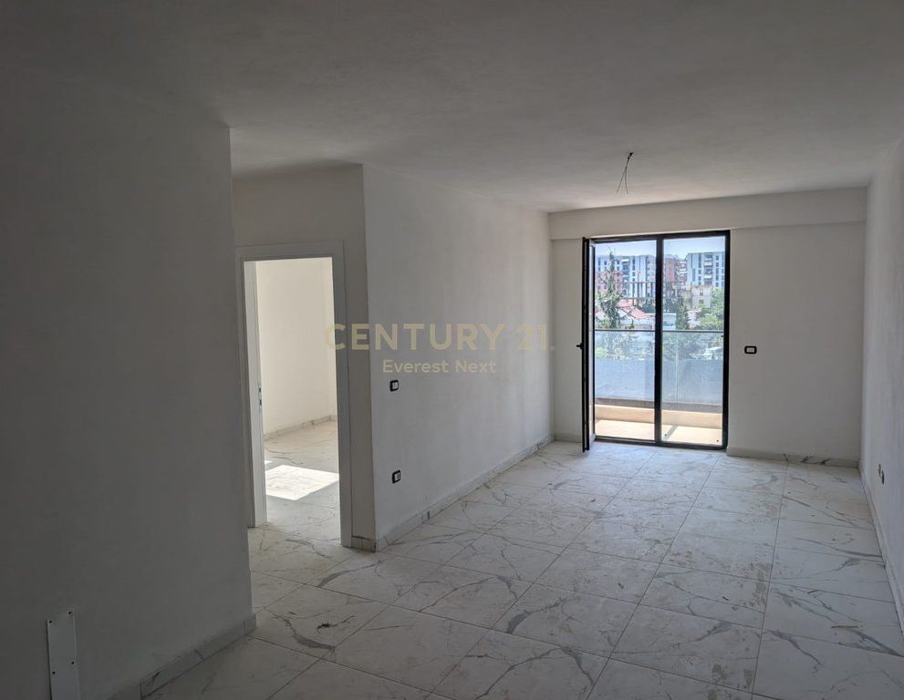 Shitet apartament 2+1+2 tek TURDIU, ish fusha e aviacionit. 205,000 € 19,000,000 Lekë