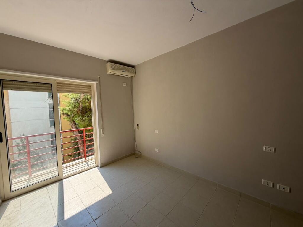 Shitet Apartament 1+1