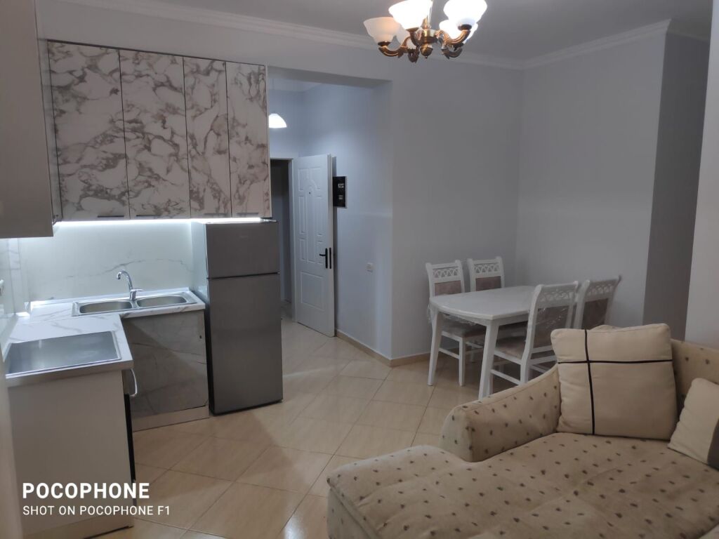 🏢Porcelan,pak minuta larg Universitetit Europian te Tirane  jepet me qera apartament,2+1,i mobiluar.50,000Leke