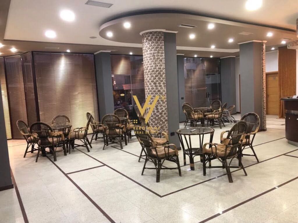 JEPET LOKAL 350 M2 ME QIRA TE RR. ILIRIA DURRES 200.000 LEKE